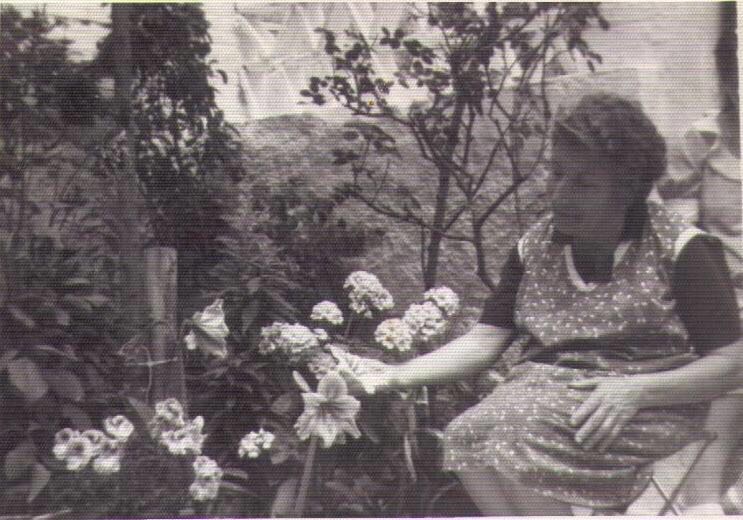 La abuela Mamica en su jardín